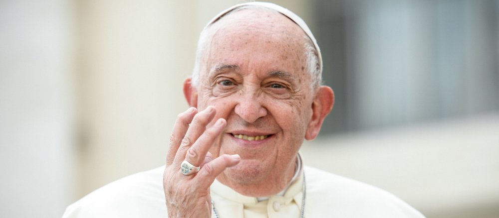 Papst Franziskus lächelt.