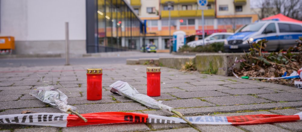 Absperrbänder und Kerzen