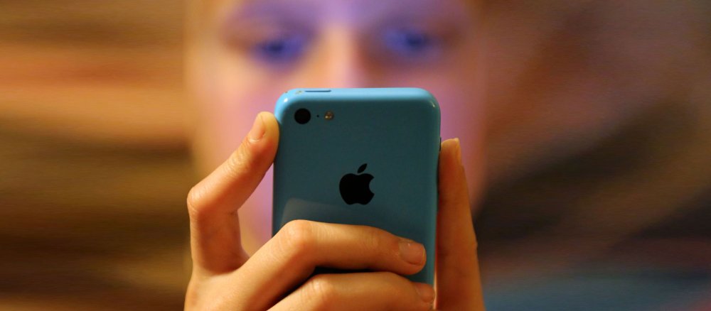 Ein Kind schaut gebannt in sein Smartphone