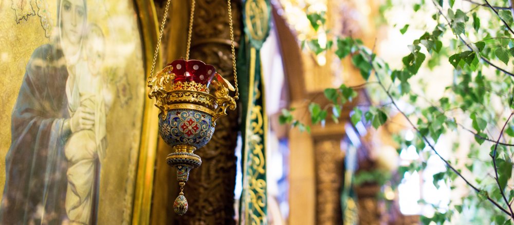 Image of the Virgin Mary and eternal light