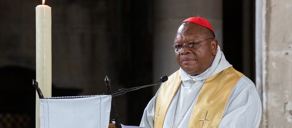 Kardinal Fridolin Ambongo Besungu spricht bei einem Friedenstreffen