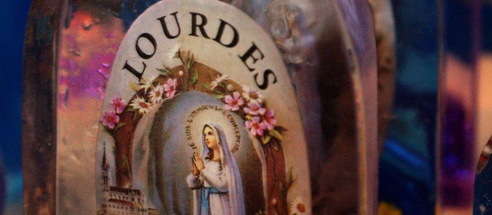 Glasaufsteller mit Marienbildchen und Lourdes-Schriftzug