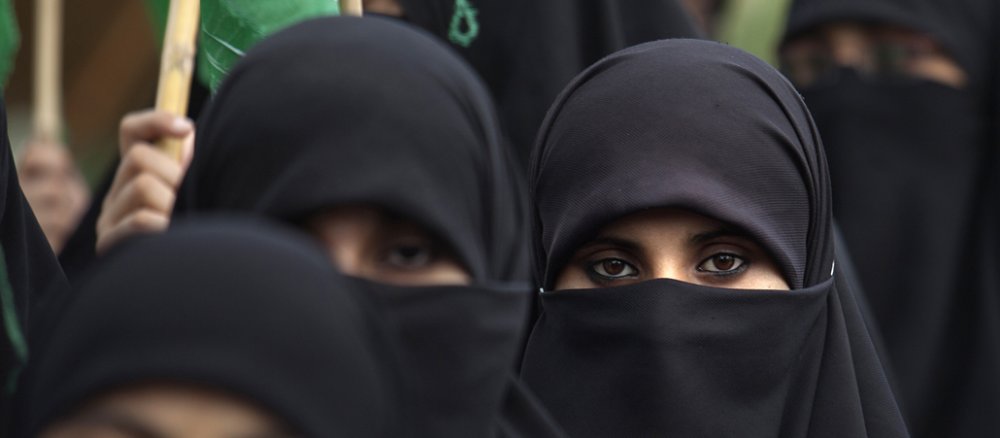 Nur die Augen sind ob der Ganzkörperverschleierung zu sehen.