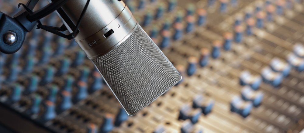 Ein Hörfunk-Studio mit Schaltern und Mikrofon.