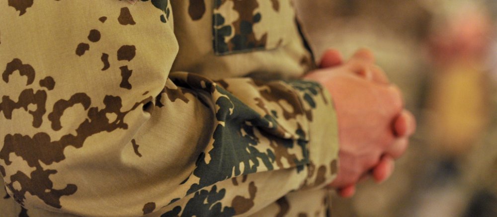 Ein betender Soldat nimmt an einem Gottesdienst im Wiederaufbaucamp der Bundeswehr in Faizabad im Norden Afghanistans teil.