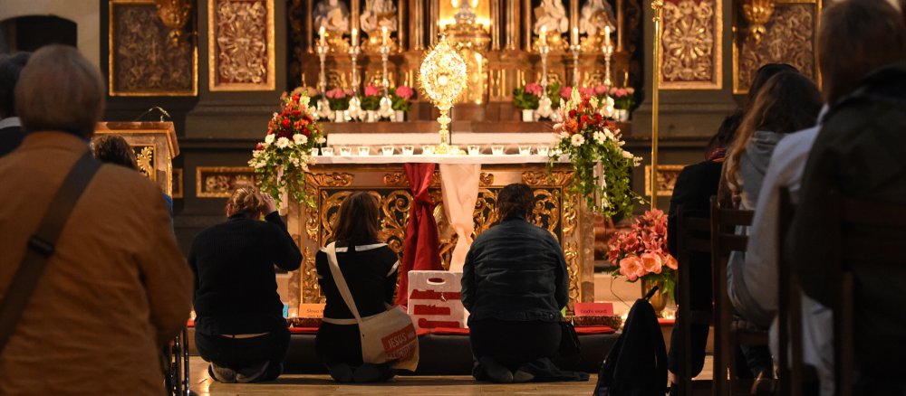 Eine abendliche Kirche mit ausgestellter Monstranz