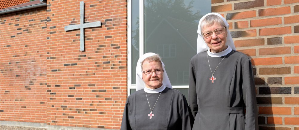 Die Aachener Franziskanerinnen Schwester Ingrid Frings (l.) und Schwester Lydia Timmermann vor der Kirche im dänischen Tondern.