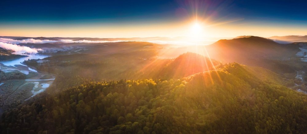 Sonnenaufgang über den Bieszczady-Bergen in Polen