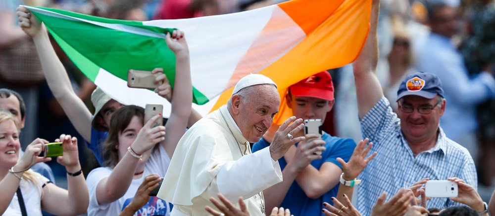 Papst Franziskus vor Irlandflagge