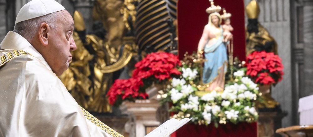 Papst Franziskus bei einer Andacht im Petersdom im Vatikan