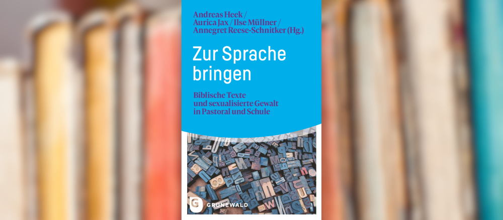 Das Cover des Buchs "Zur Sprache Bringen" vor einer Reihe von Büchern