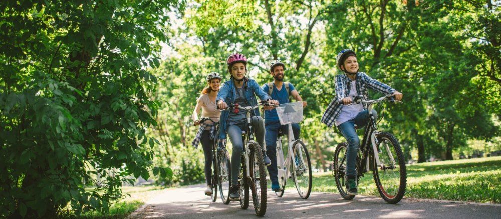 Eine Familie fährt Fahrrad