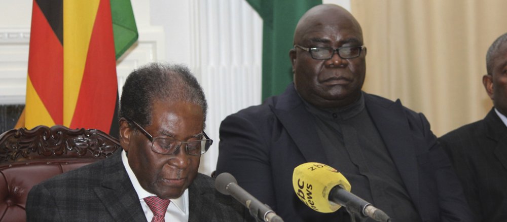 Simbabwes Diktator Robert Mugabe (links) im November 2017 bei einer Pressekonferenz neben seinem langjährigen Freund, dem Jesuitenpater Fidelis Mukonori (rechts).
