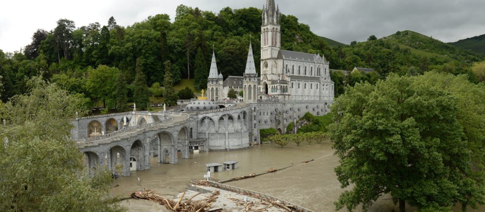 Die Kirche ist von Wassermassen umgeben.