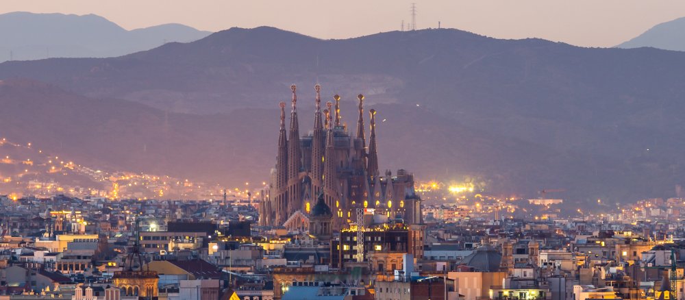 Die Sagrada Familia in der Dämmerung