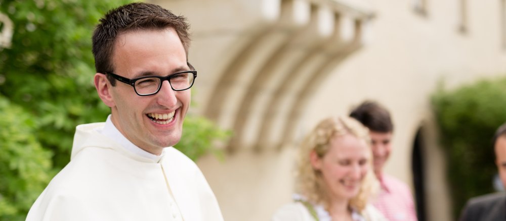 Pater Felix Biebl bei seiner Priesterweihe in der Abteikirche in Windberg.