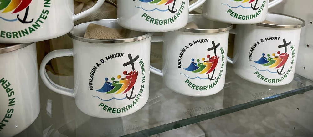 Tassen mit dem Logo des Heiligen Jahres