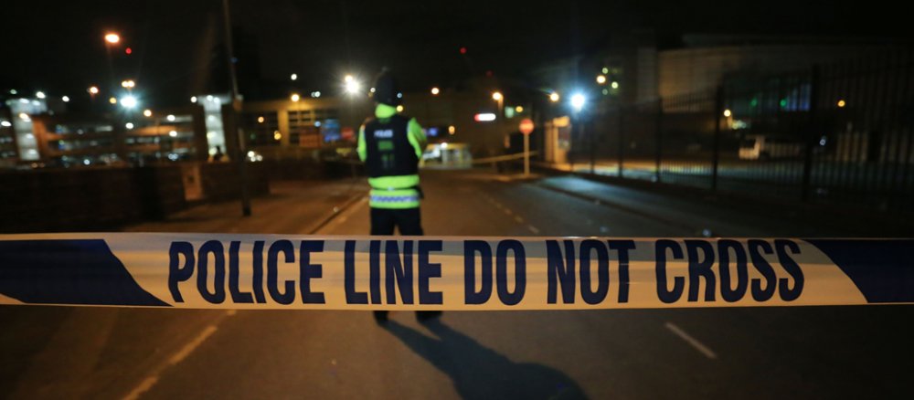 Ein Polizist steht nahe der Manchester Arena, wo sich am Abend des 22. Mai ein Terroranschlag ereignet hatte.