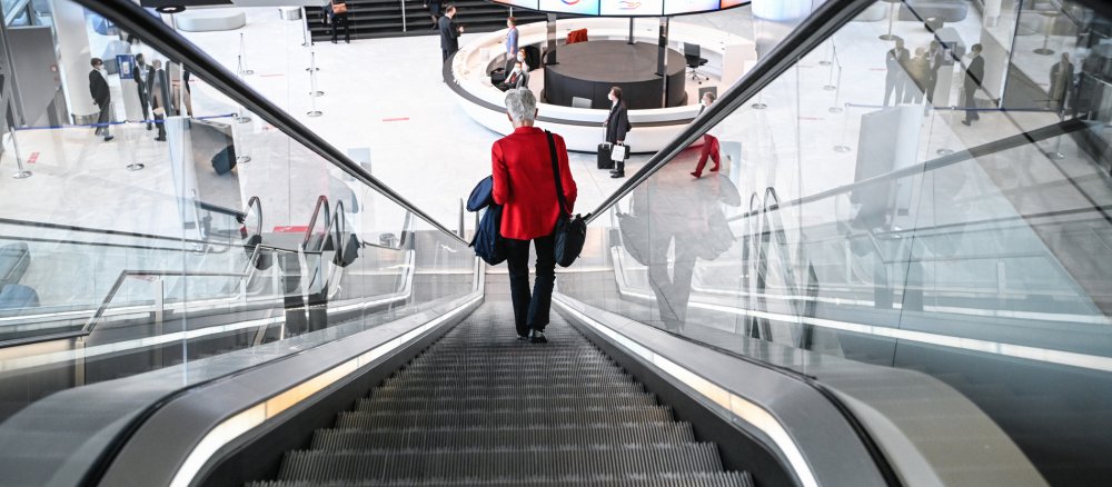 Eine Frau auf einer Rolltreppe nach der zweiten Synodalversammlung in Frankfurt