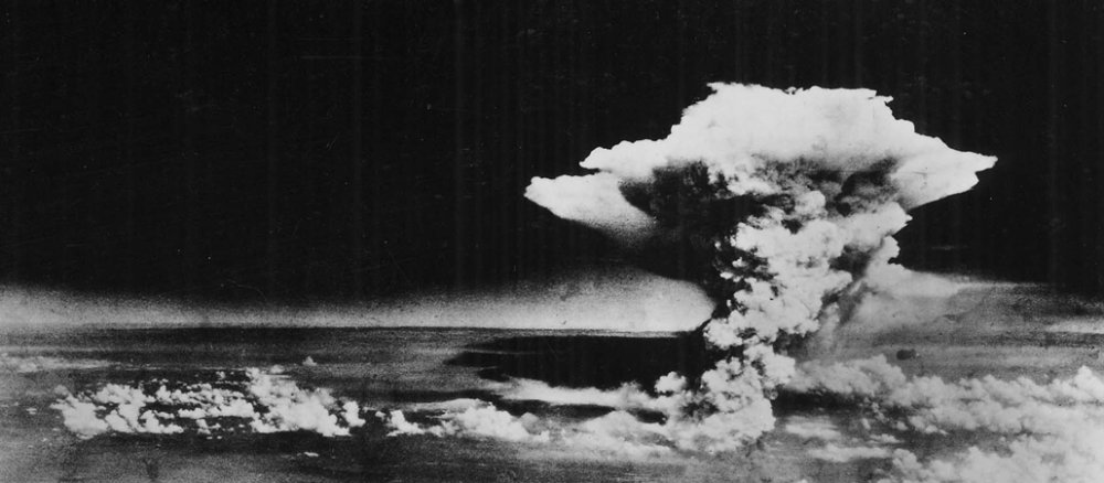 Eine Stunde nach dem Abwurf der Bombe auf Hiroshima steht ein gigantischer Atompilz über der Stadt.
