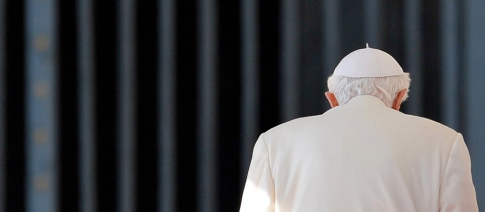 Der Rücken von Papst Benedikt XVI. bei seiner letzten Generalaudienz auf dem Petersplatz.