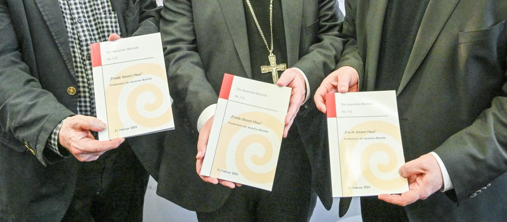 Three people deliver the German Bishops' Conference's peace message "Peace to this house"