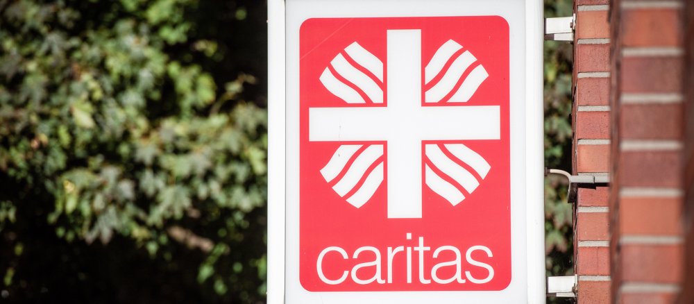 Hinweisschild des Caritasverbandes in Hamburg am 18. April 2018.
