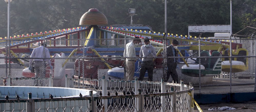 Forensiker suchen nach Beweisen nach dem Bombenanschlag in einem Park in Lahore am 28. März 2016.