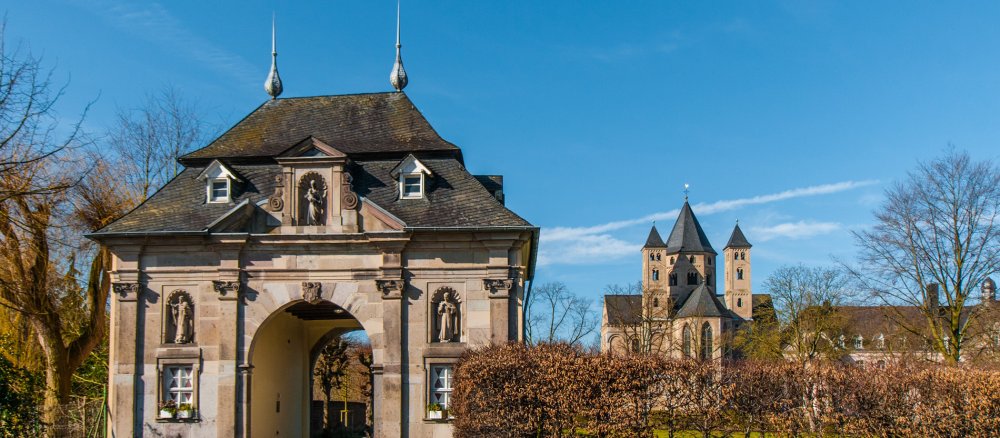 Torhaus und Klosterkirche von Knechtsteden.