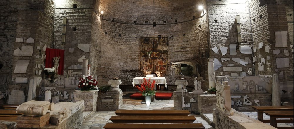 Die Basilica Dei Santi Nereo e Achilleo, Teil der Domitilla-Katakomben in Rom.
