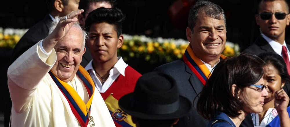 Franziskus steht neben dem ecuadorianischen Staatspräsidenten Correa und winkt.