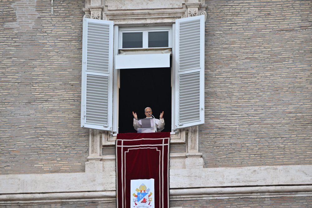 Papst Leo XIV. spricht das Mittagsgebet aus seinem Balkonfenster