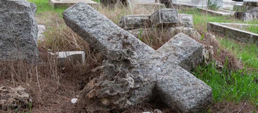 Zerstörte Gräber auf dem evangelischen Friedhof in Jerusalem