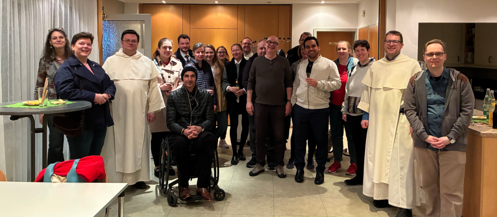 Eine Gruppe steht zusammen im Raum
