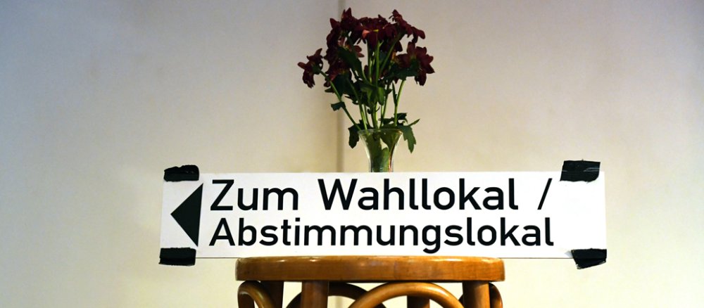 Ein Hinweisschild auf ein Wahllokal