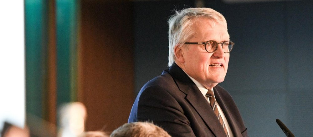 Thomas Sternberg spricht in einen Mikrofon.