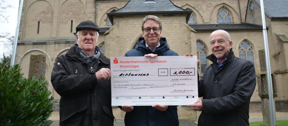 Henrichs spendete 1000 Euro an den Förderverein Kinderpalliativmedizin Löwenzahn und Pusteblume.