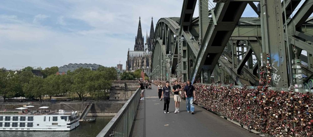 Der Kölner Dom von der Hohenzollernbrücke aus gesehen