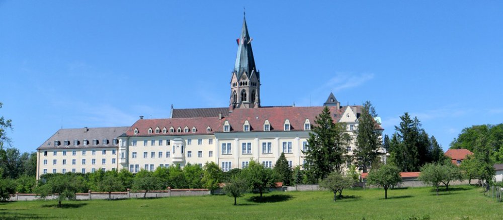 Die Erzabtei Sankt Ottilien liegt im Landkreis Landsberg am Lech, Oberbayern.