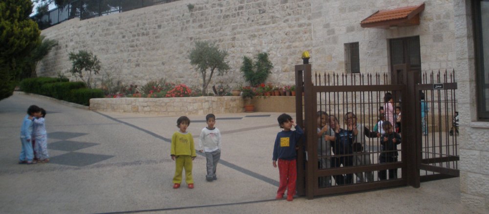 Kinder am Eingangstor der "Creche" in Bethlehem.