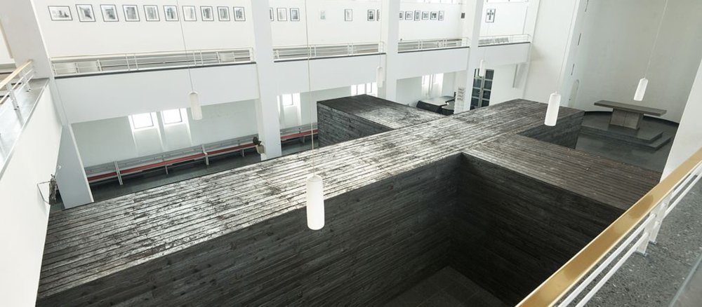 Ein begehbares Holzkreuz in der Kirche St. Matthäus in Berlin.