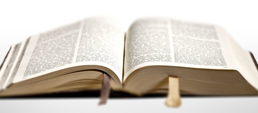 Eine offene Bibel mit zwei Lesebändchen liegt aus.