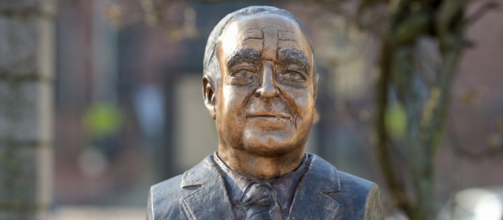 Büste von Bundeskanzler Helmut Kohl Garten des Speyerer Doms