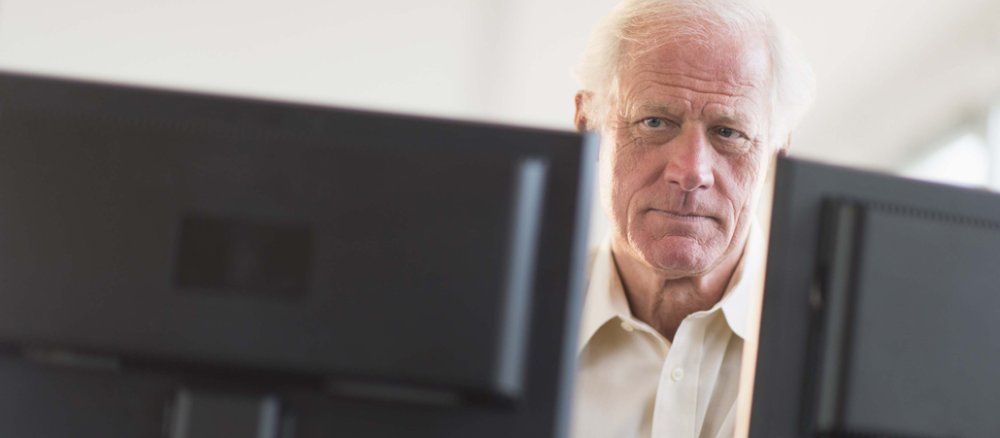 Älterer Mann am Computer