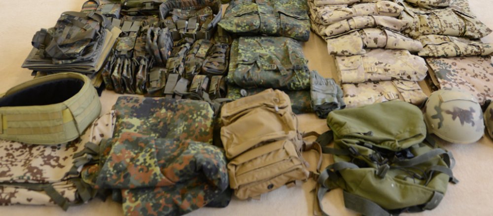 Ausrüstung eines Soldaten liegt am Boden
