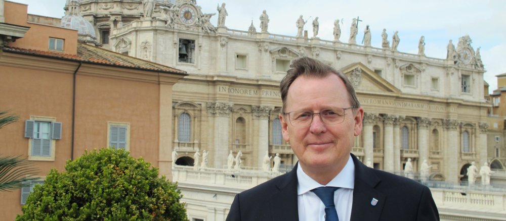 Thüringens Ministerpräsident Bodo Ramelow (Linke) vor dem Petersdom in Rom.