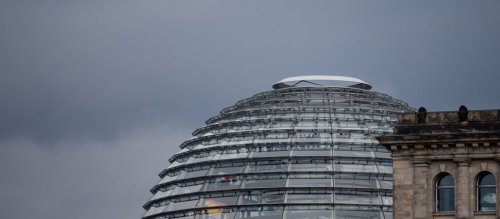 Dunkle Wolken sind über dem Reichstag in Berlin zu sehen.