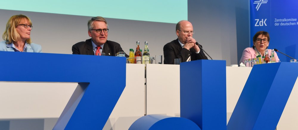 Das Präsidium des Zentralkomitees der deutschen Katholiken bei der Vollversammlung zum Beginn des 100. Katholikentags in Leipzig.