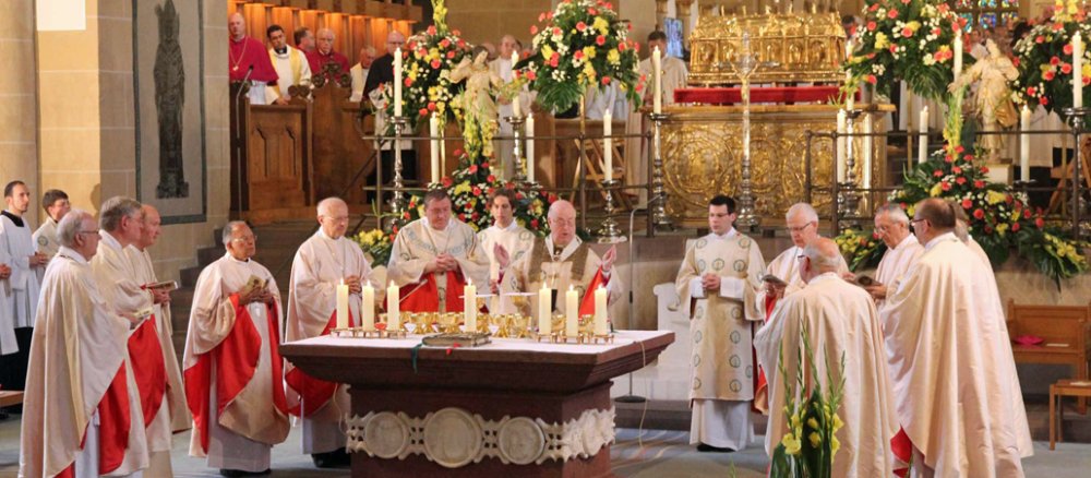 Erzbischof Hans-Josef Becker feierte das Pontifikalamt am Libori-Sonntag in Konzelebaration mit zahlreichen Bischöfen aus der Weltkirche.