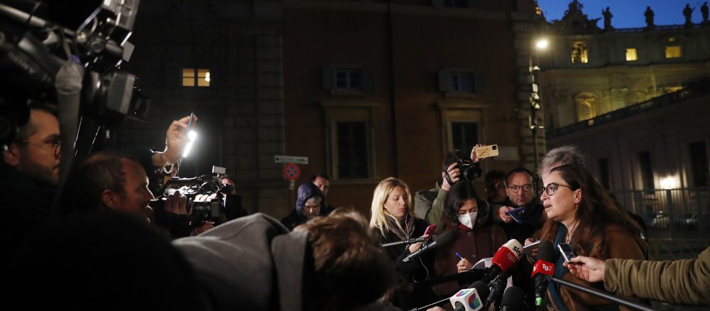 Anwältin Laura Sgr spricht mit Journalisten vor dem Vatikan über den Fall Orlandi